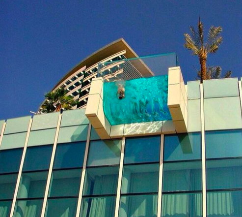 I Dubai kan man ta sig ett dopp i den här poolen / vattenfyllda balkongen. Inget för den höjdrädde! I Dubai kan man ta sig ett dopp i den här poolen / vattenfyllda balkongen. Inget för den höjdrädde!